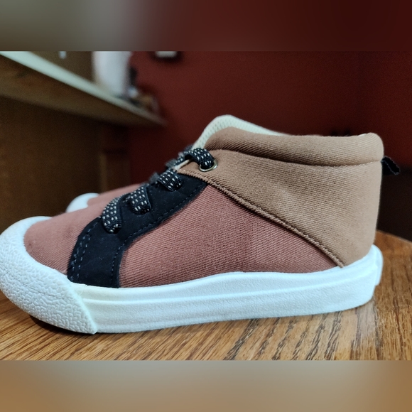 Oshkosh High Top Shoe - Picture 2 of 8